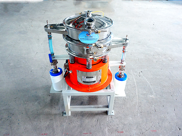 氣體保護(hù)振動篩采用304不銹鋼材質(zhì)，氣體保護(hù)軟管，防靜電裝置等制作而成。